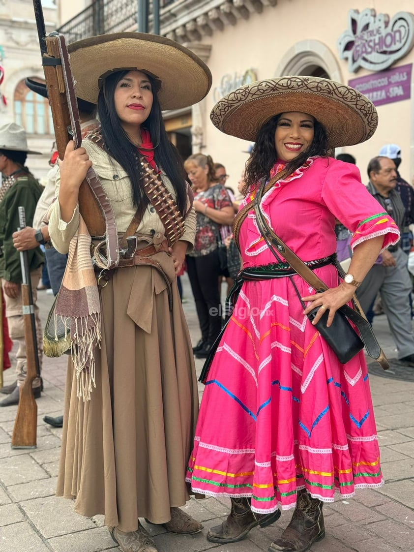 Las famosas Callejoneadas regresaron al Centro Histórico de Durango este domingo con la reapertura del Teatro del Calvario, el punto de encuentro de este tradicional evento, que se distingue por reunir el baile y la música folclórica mexicana.