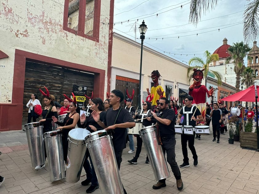 Las famosas Callejoneadas regresaron al Centro Histórico de Durango este domingo con la reapertura del Teatro del Calvario, el punto de encuentro de este tradicional evento, que se distingue por reunir el baile y la música folclórica mexicana.