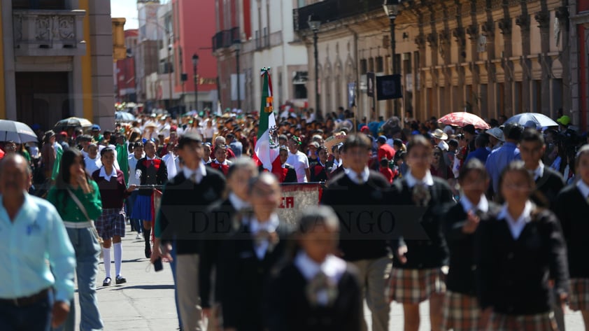 Duranguenses disfrutan del desfile cívico-militar