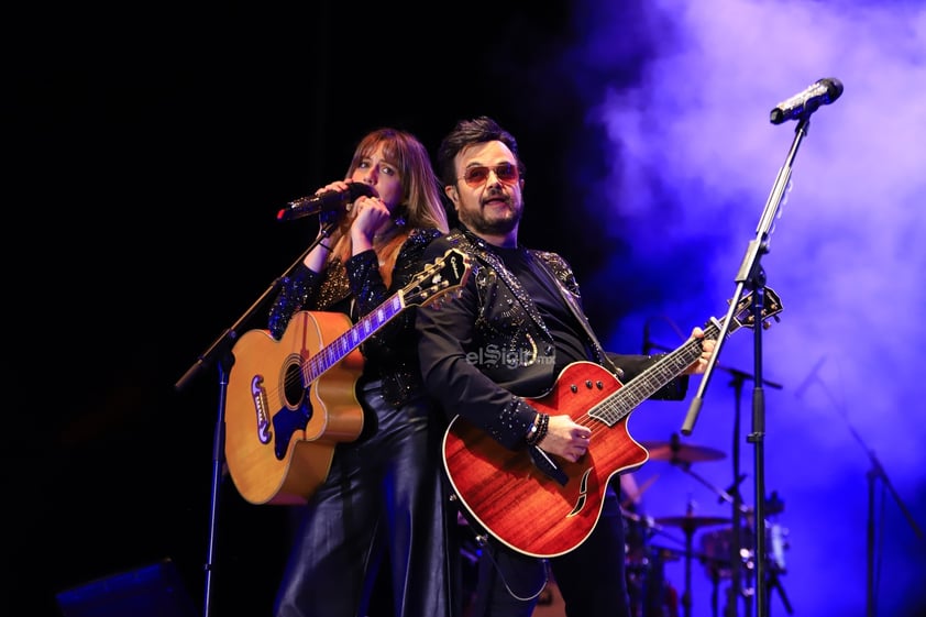 Los 30 años de carrera musical del compositor mexicano Aleks Syntek se escucharon en la Plaza IVCentenario de Durango, donde se presentó como parte de los eventos estelares de la mayor fiesta cultural del estado, el Festival Revueltas 2024.