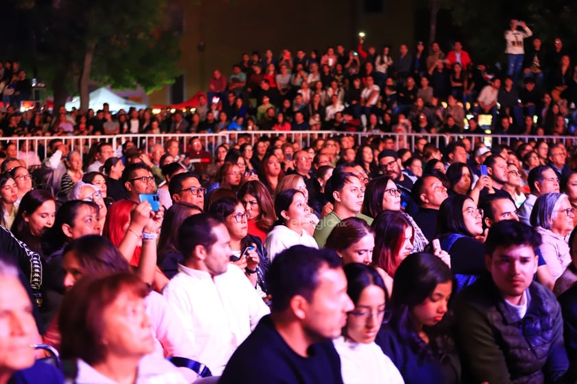 Los 30 años de carrera musical del compositor mexicano Aleks Syntek se escucharon en la Plaza IVCentenario de Durango, donde se presentó como parte de los eventos estelares de la mayor fiesta cultural del estado, el Festival Revueltas 2024.