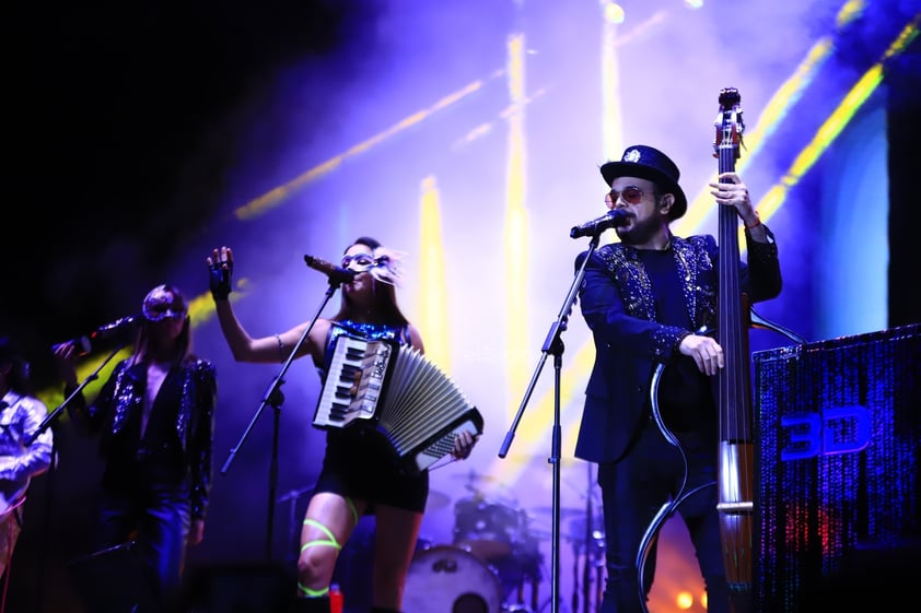 Los 30 años de carrera musical del compositor mexicano Aleks Syntek se escucharon en la Plaza IVCentenario de Durango, donde se presentó como parte de los eventos estelares de la mayor fiesta cultural del estado, el Festival Revueltas 2024.