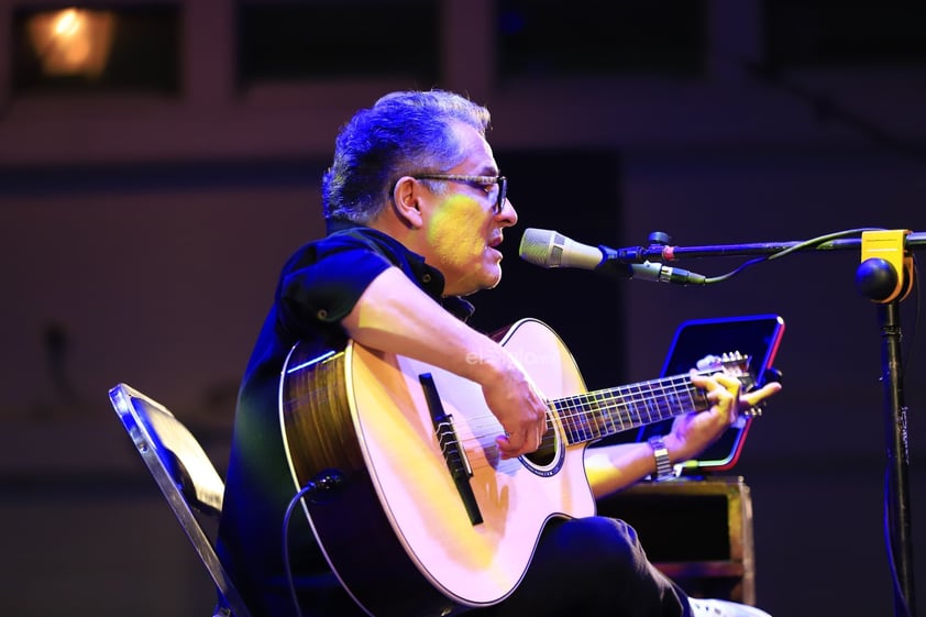 Con más de tres décadas de trayectoria artística como el mejor exponente de la trova contemporánea, Alejandro Filio regresó a Durango para reencontrarse con su público amante de este género musical, considerado el más poético e íntimo.