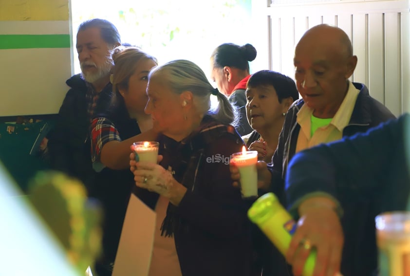 Decenas de duranguenses se reúnen en templo de San Judas Tadeo para agradecerle y venerarlo.