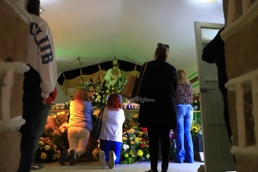 Decenas de duranguenses se reúnen en templo de San Judas Tadeo para agradecerle y venerarlo.