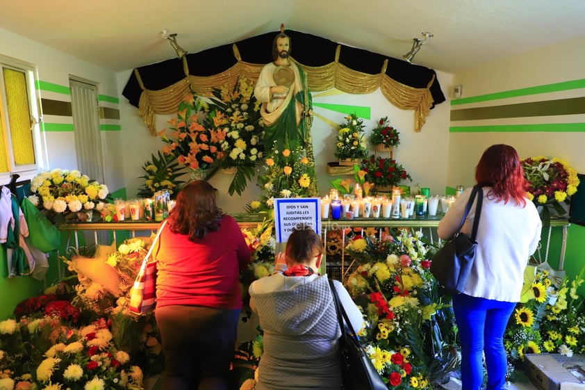 Decenas de duranguenses se reúnen en templo de San Judas Tadeo para agradecerle y venerarlo.