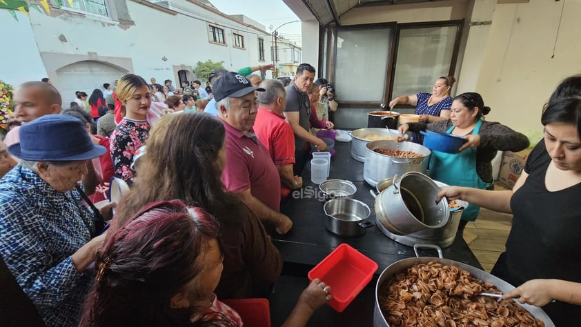 Y San Judas lo volvió a hacer. En la calle Ramírez ocurrió el milagro de la multiplicación de la comida. Esperaban a 700 personas para el Rosario y la Reliquia, pero llegó mucha, mucha más gente de lo planeado.