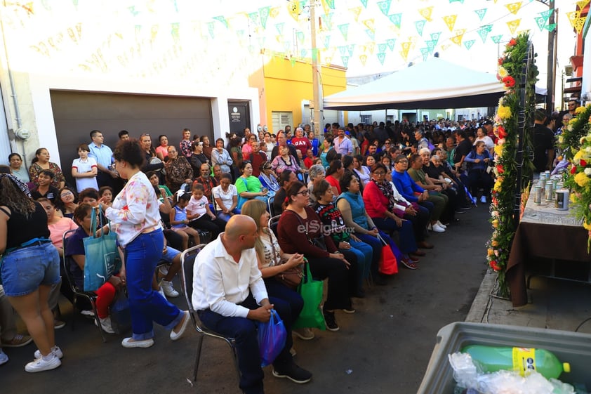 Y San Judas lo volvió a hacer. En la calle Ramírez ocurrió el milagro de la multiplicación de la comida. Esperaban a 700 personas para el Rosario y la Reliquia, pero llegó mucha, mucha más gente de lo planeado.