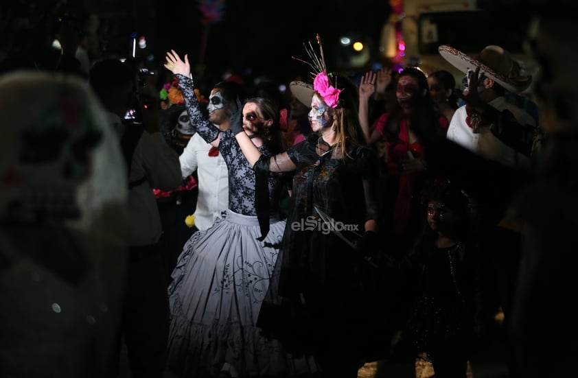 La avenida 20 de Noviembre se transformó en un vibrante escenario lleno de vida, color y tradición con la celebración del Día de Muertos