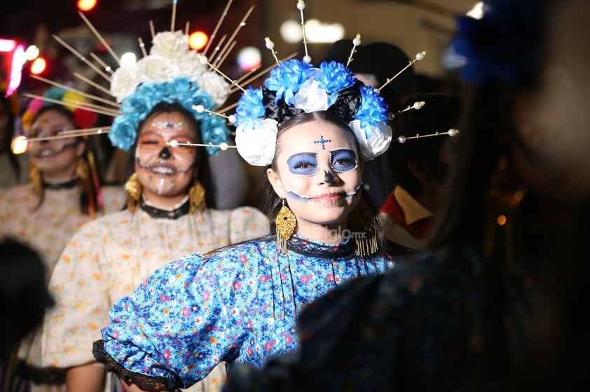 La avenida 20 de Noviembre se transformó en un vibrante escenario lleno de vida, color y tradición con la celebración del Día de Muertos