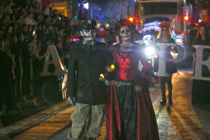 La avenida 20 de Noviembre se transformó en un vibrante escenario lleno de vida, color y tradición con la celebración del Día de Muertos