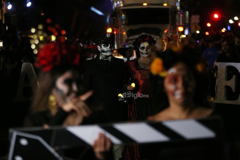 La avenida 20 de Noviembre se transformó en un vibrante escenario lleno de vida, color y tradición con la celebración del Día de Muertos