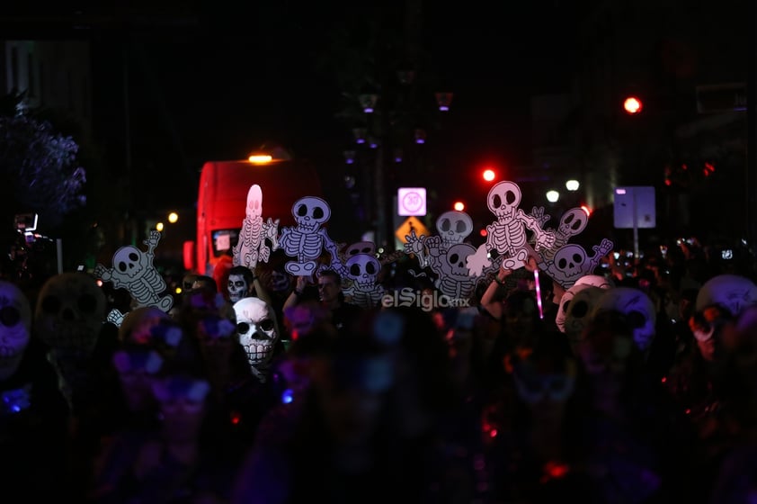 La avenida 20 de Noviembre se transformó en un vibrante escenario lleno de vida, color y tradición con la celebración del Día de Muertos