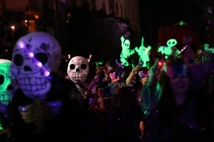 La avenida 20 de Noviembre se transformó en un vibrante escenario lleno de vida, color y tradición con la celebración del Día de Muertos