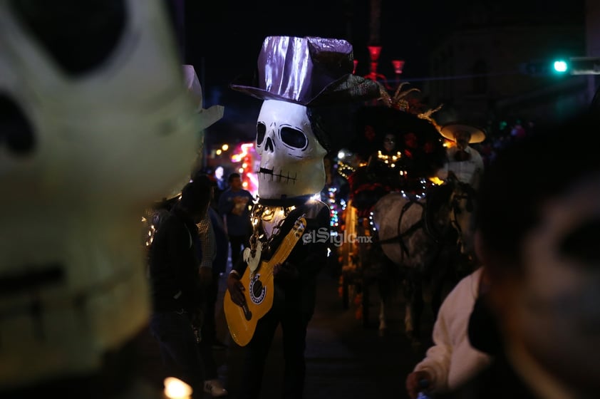 La avenida 20 de Noviembre se transformó en un vibrante escenario lleno de vida, color y tradición con la celebración del Día de Muertos