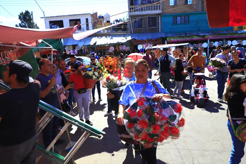 Decenas de duranguenses se dieron cita al Panteón de Oriente para visitar a sus seres queridos por el Día de Muertos.