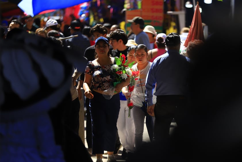 Decenas de duranguenses se dieron cita al Panteón de Oriente para visitar a sus seres queridos por el Día de Muertos.