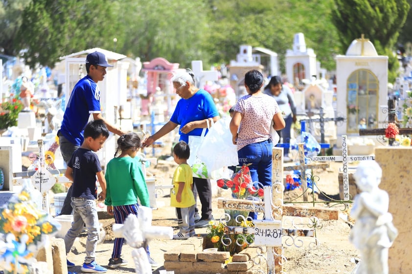 Decenas de duranguenses se dieron cita al Panteón de Oriente para visitar a sus seres queridos por el Día de Muertos.