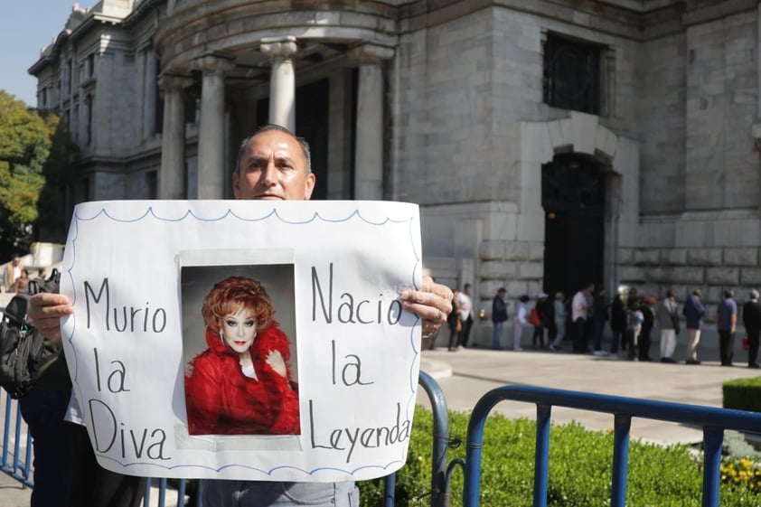 El Palacio de Bellas Artes se vistió de gala para rendir homenaje a Silvia Pinal, una de las máximas figuras del cine mexicano y una de las últimas representantes del Cine de Oro.