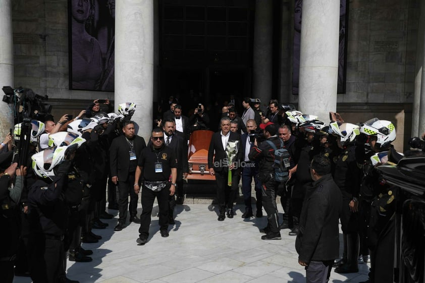 El Palacio de Bellas Artes se vistió de gala para rendir homenaje a Silvia Pinal, una de las máximas figuras del cine mexicano y una de las últimas representantes del Cine de Oro.