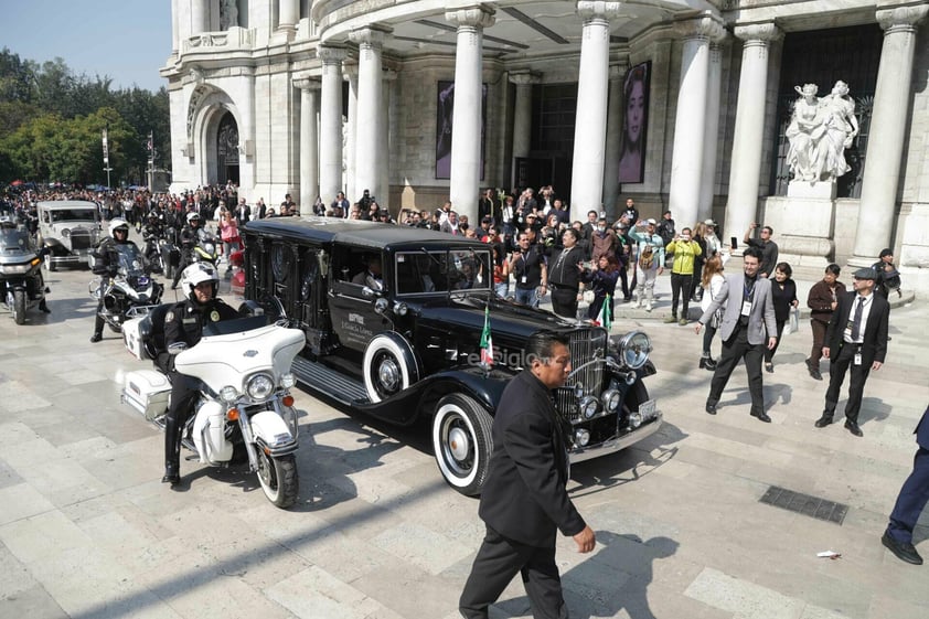 El Palacio de Bellas Artes se vistió de gala para rendir homenaje a Silvia Pinal, una de las máximas figuras del cine mexicano y una de las últimas representantes del Cine de Oro.