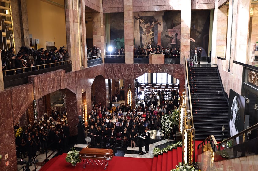 El Palacio de Bellas Artes se vistió de gala para rendir homenaje a Silvia Pinal, una de las máximas figuras del cine mexicano y una de las últimas representantes del Cine de Oro.