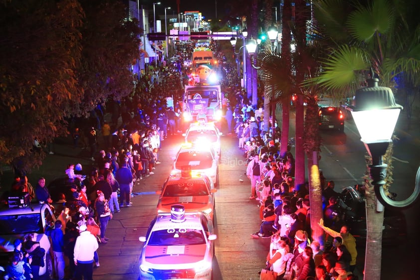 Cientos de duranguenses se reunieron en el Centro de la ciudad para apreciar el desfile navideño.