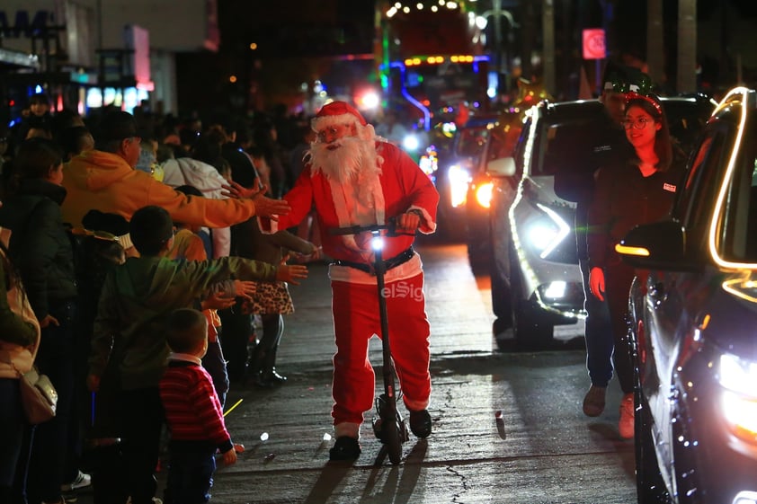 Cientos de duranguenses se reunieron en el Centro de la ciudad para apreciar el desfile navideño.