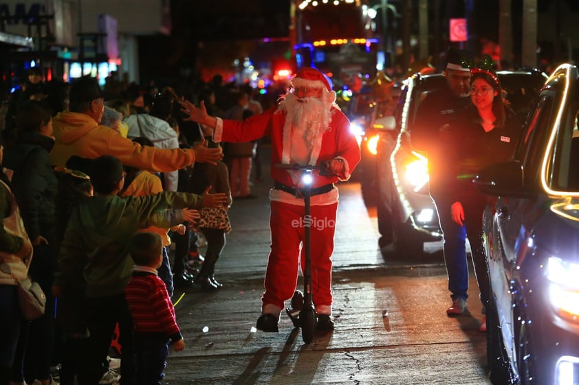 Cientos de duranguenses se reunieron en el Centro de la ciudad para apreciar el desfile navideño.