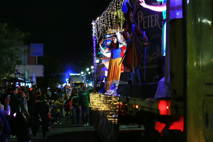 Cientos de duranguenses se reunieron en el Centro de la ciudad para apreciar el desfile navideño.