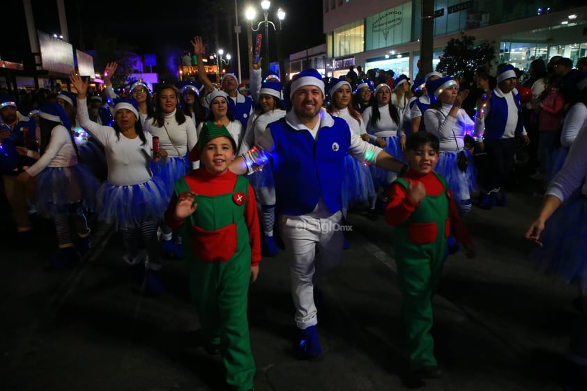 Cientos de duranguenses se reunieron en el Centro de la ciudad para apreciar el desfile navideño.