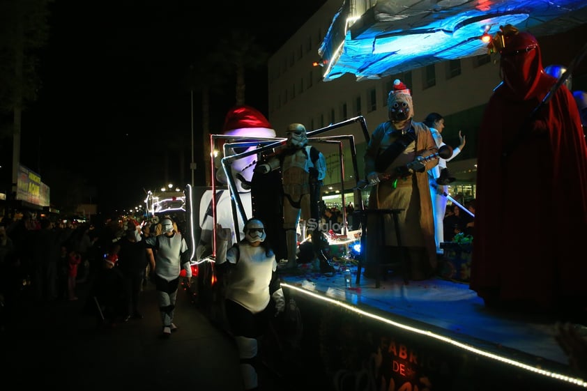 Cientos de duranguenses se reunieron en el Centro de la ciudad para apreciar el desfile navideño.