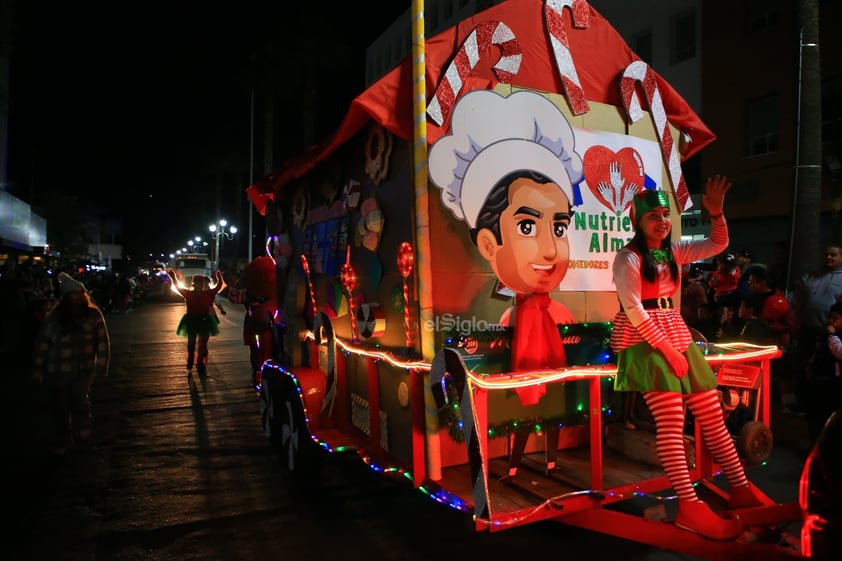 Cientos de duranguenses se reunieron en el Centro de la ciudad para apreciar el desfile navideño.