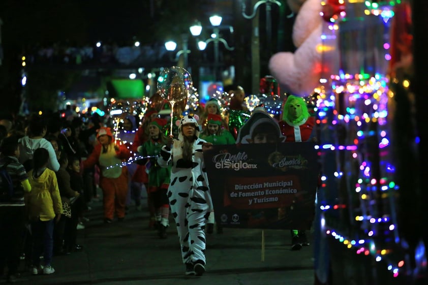 Cientos de duranguenses se reunieron en el Centro de la ciudad para apreciar el desfile navideño.