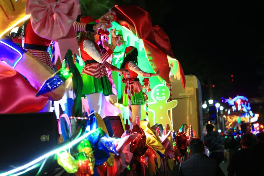 Cientos de duranguenses se reunieron en el Centro de la ciudad para apreciar el desfile navideño.