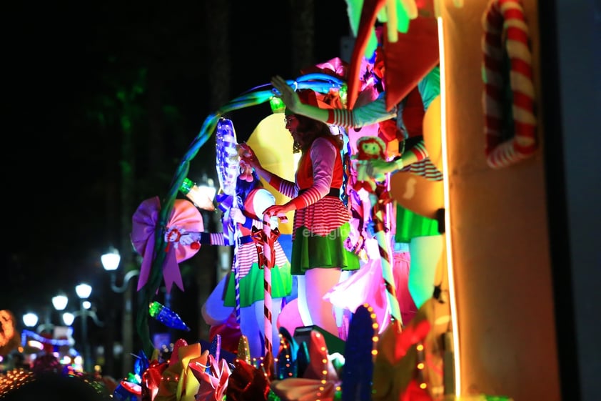 Cientos de duranguenses se reunieron en el Centro de la ciudad para apreciar el desfile navideño.