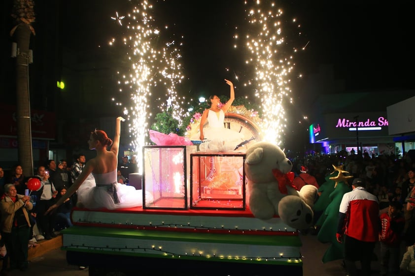 Cientos de duranguenses se reunieron en el Centro de la ciudad para apreciar el desfile navideño.