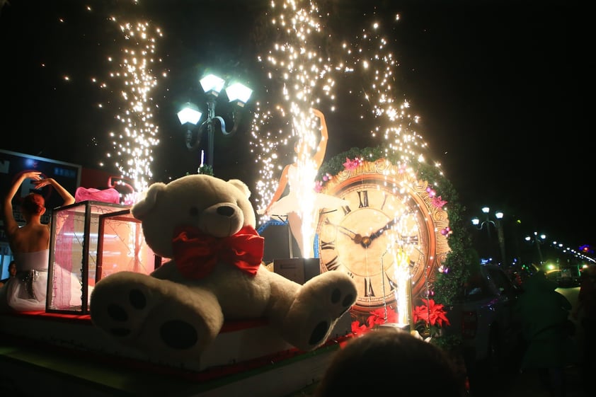 Cientos de duranguenses se reunieron en el Centro de la ciudad para apreciar el desfile navideño.