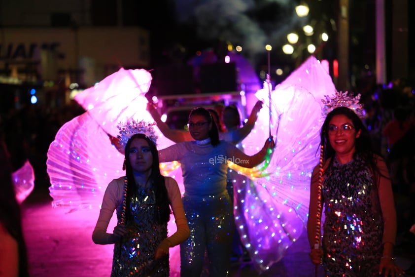 Cientos de duranguenses se reunieron en el Centro de la ciudad para apreciar el desfile navideño.