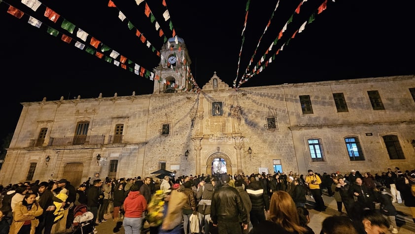 Cientos de duranguenses se congregaron en el Santuario de Nuestra Señora de Guadalupe para las tradicionales mañanitas a la Virgen de Guadalupe