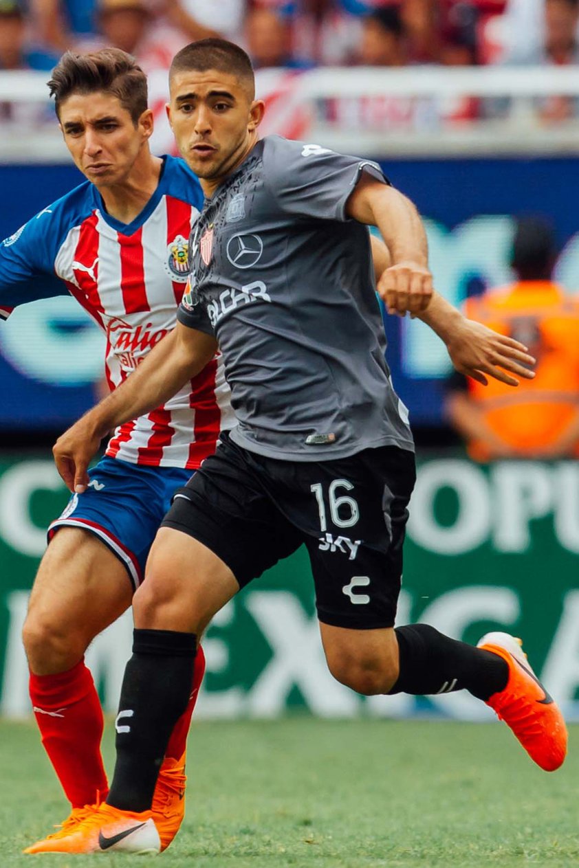 Carlos Vela obsequió un jersey de LAFC a Isaac Alarcón, jugador de