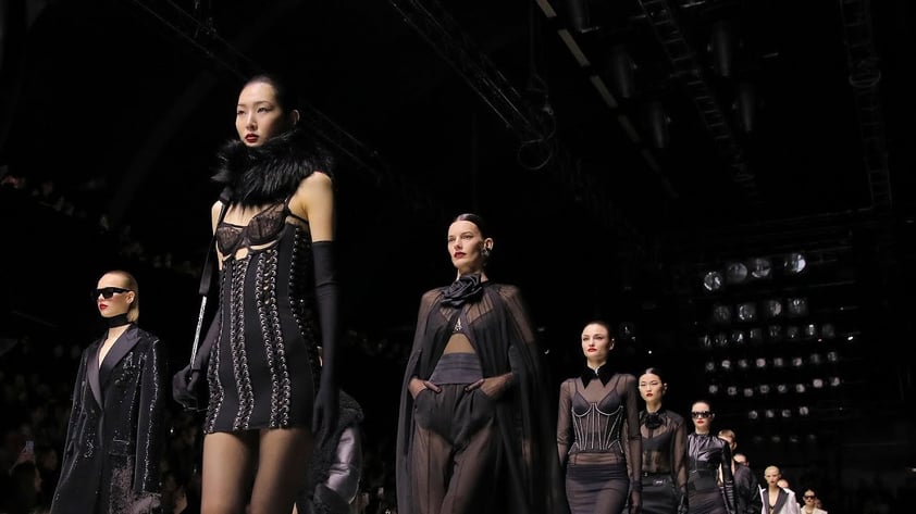 Activista irrumpe en desfile de Louis Vuitton y sorprende entre las modelos