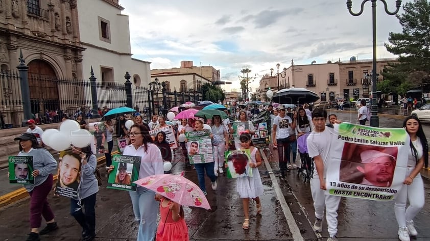 Con fotos y consignas, familias marchan en Durango por sus desaparecidos