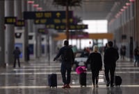 Pasajeros sufren inconvenientes para tomar vuelos en Aeropuerto Internacional Felipe Ángeles