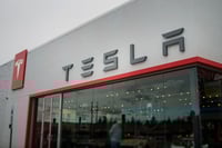 Tesla apoya económicamente a trabajadores que buscan abortar