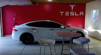 Tesla retira cerca de 130 mil unidades por defectos en pantalla