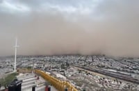 VIRAL: Captan en video enorme tolvanera que 'se traga' a La Laguna