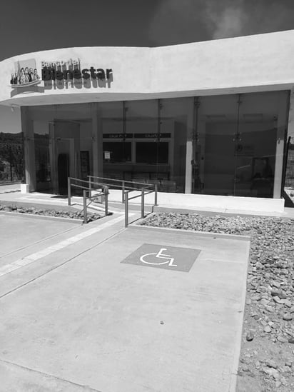 Traslados. Las personas tienen que ir a otros lugares para poder cobrar, lo que implica gasto y tiempo.