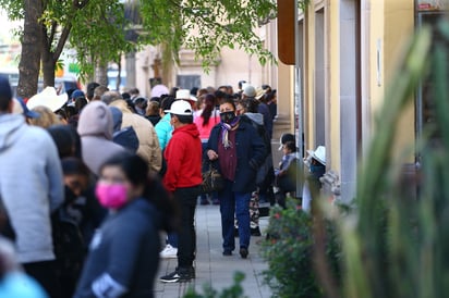 Filas. Se registran largas filas en el banco de la Zona Centro de Durango ya que hay pocas sucursales disponibles. 
