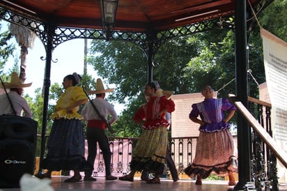 En el Kiosko de la Plaza de Armas hubo actividad cultural, como bailes folclóricos.